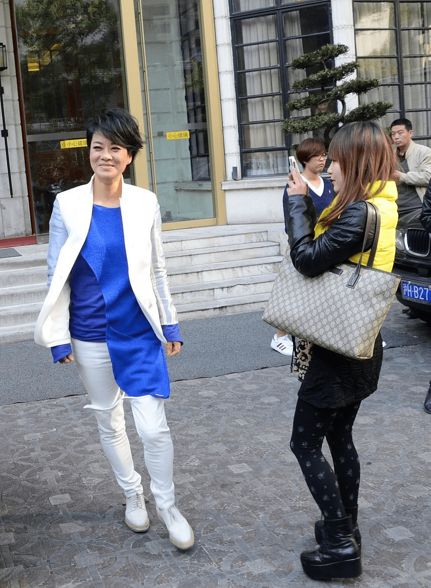 原创毛阿敏太适合穿白色,优雅干练好似女强人,骨子里带着精英感