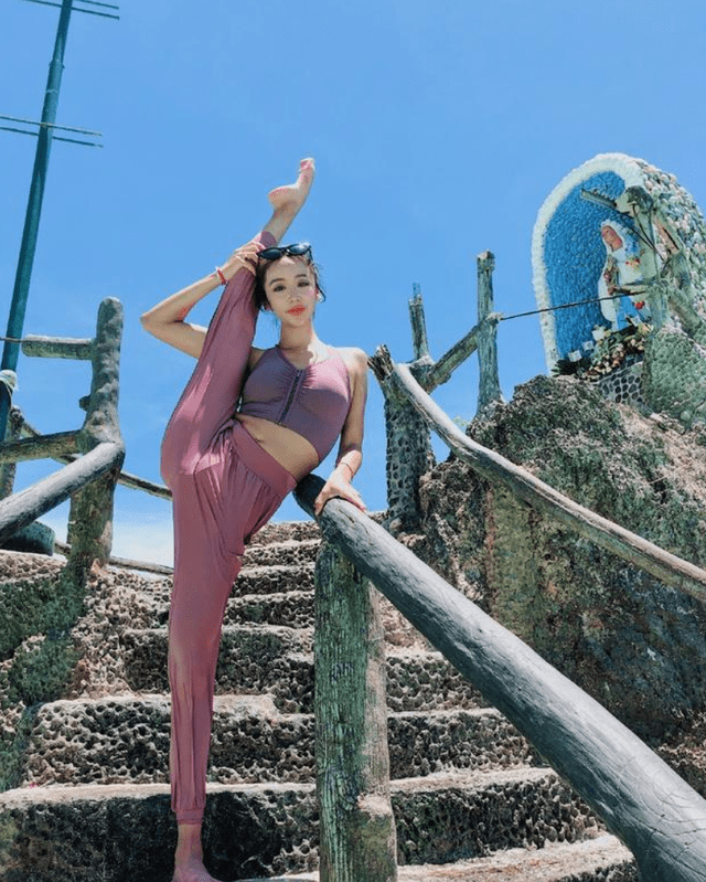 鲍语嫣她在体操方面很有天赋,也很愿意努力,所以被很多人称为体操女神