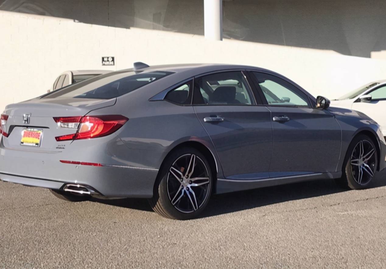 熏黑格栅18寸轮毂新款雅阁也时尚20t引擎10at够帅气