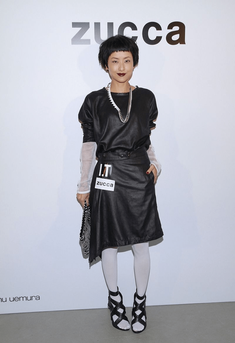 原创徐濠萦玩转黑白配黑裙配白丝袜不算什么嘴唇也涂成黑色才吸睛