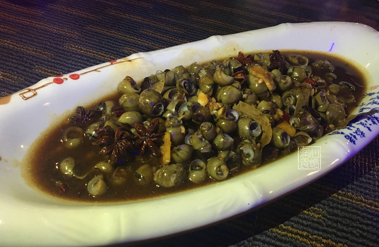 招待老婆发小一家三口,7个菜280元,最后一道菜老板说:顾客必点_黄螺