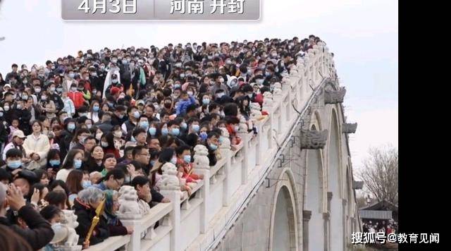 上万游客挤满明上河园石桥 游客：转身都困难 感受到了宋朝的繁华