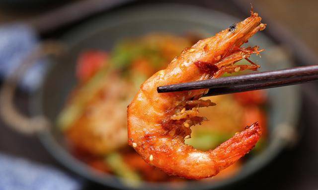 女儿平时就喜欢吃虾,所以我买来食材自己动手做了个干锅香辣虾,虽然和