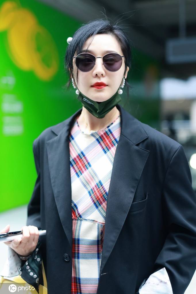 超飒!范冰冰戴墨镜身披黑色大衣满满是范儿