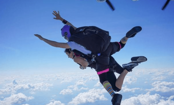 英国一对情侣跳伞在高空试图亲热一下,玩得太嗨忘记开伞_手机搜狐网