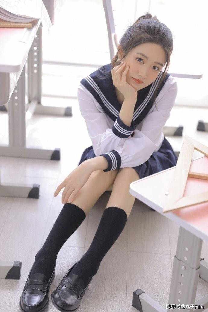 性感美女时尚写真 高马尾学生妹日系校服 甜美可人