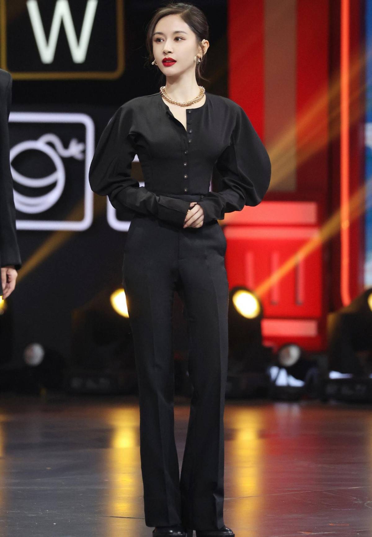 王子文的比例真惊人!黑色衬衫配高腰裤很显高,细腰长腿真迷人