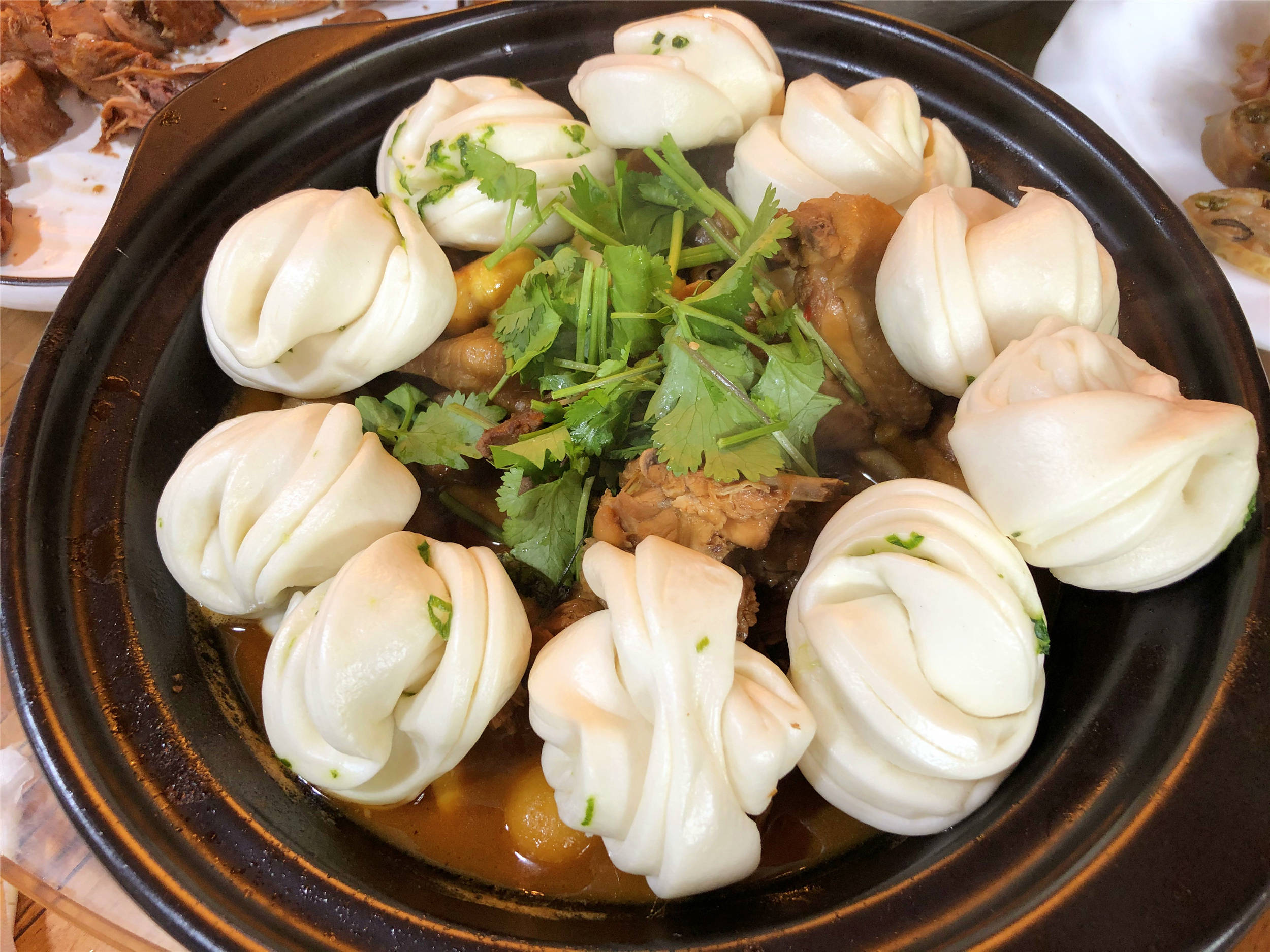 清明假期,等1个小时才排上队的饭店,6个菜200元,看值不值