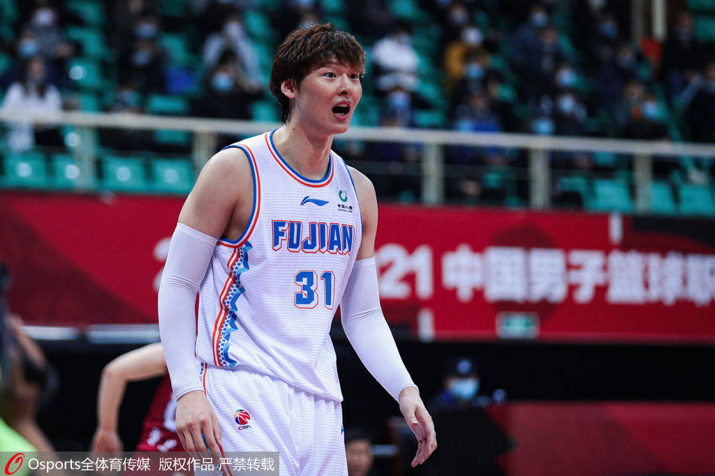 Wang Zhelin在三个季度中轻松取得25 + 9的成绩，并在一个季度中获得14分，重现了MVP风格