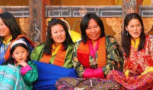 不丹“一夫多妻”制度，该如何生活？幸福指数高