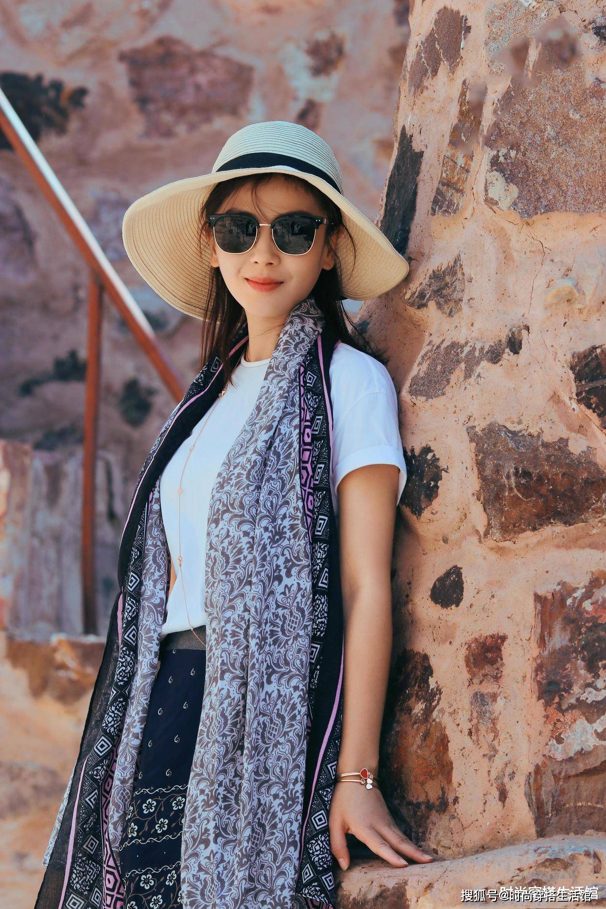 刘涛气质开挂了把丝巾披在t恤上古长城上美得潇洒大气