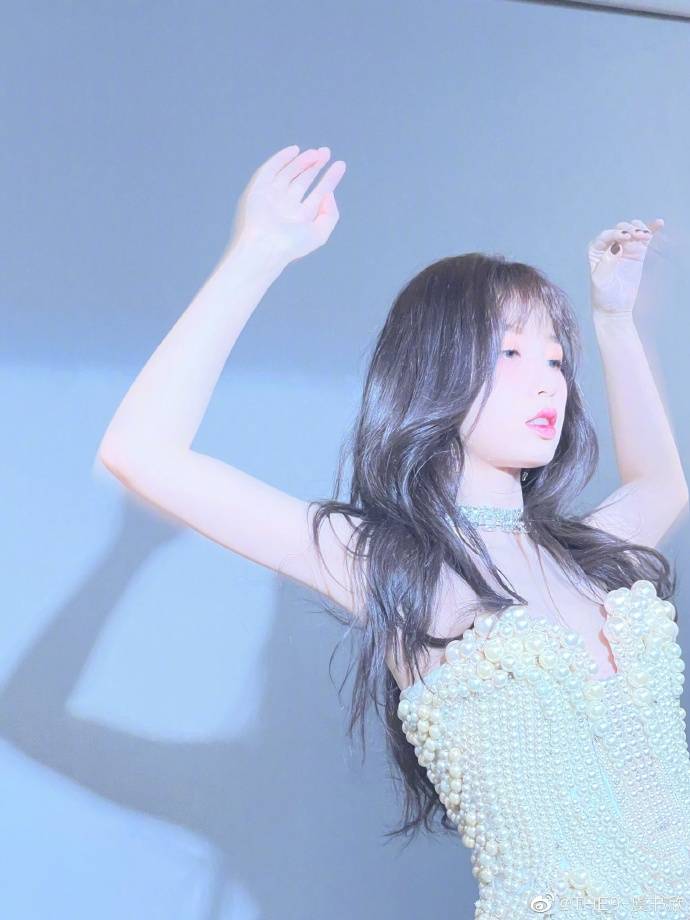 虞书欣穿珍珠抹胸裙配长靴 性感撩人