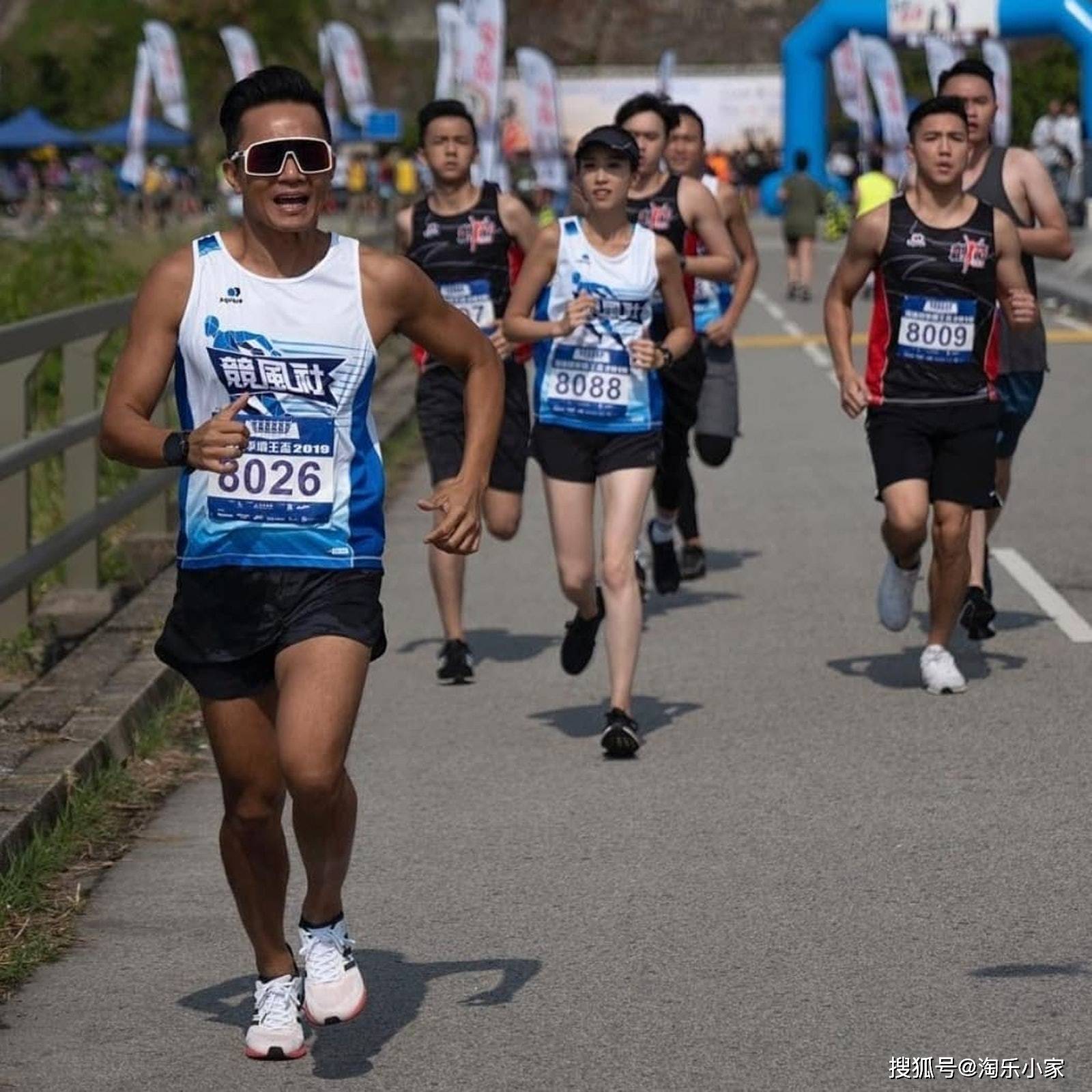 原创《大步走》:胡诺言入行25年做不到一线,但依然在tvb屹立不倒!