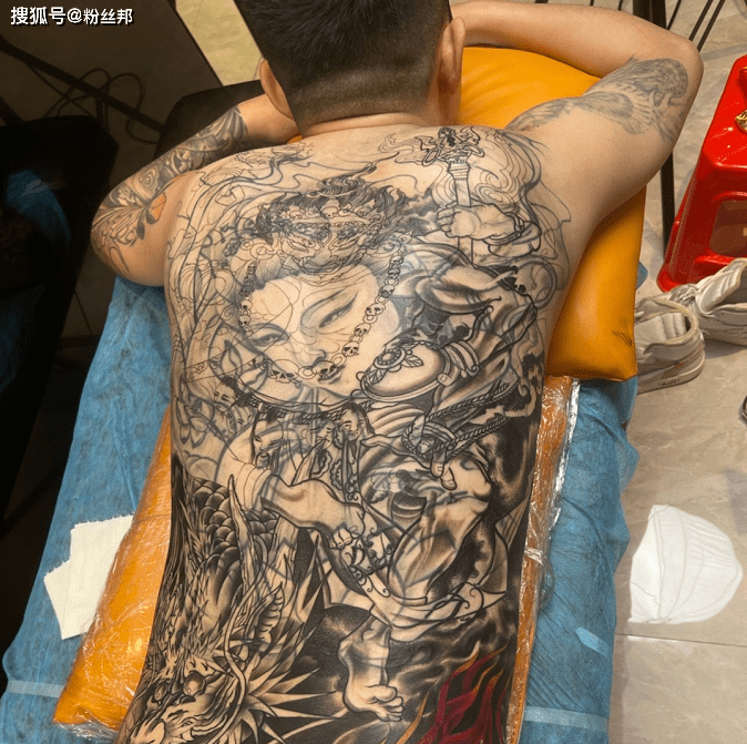 王小源高调晒满背纹身,被调侃30万纹的属实好看,这值得炫耀吗