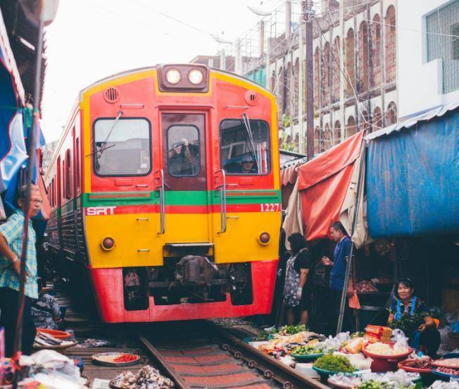 泰国最“个性”铁路，运营百年未出事故，两边菜摊数不胜数