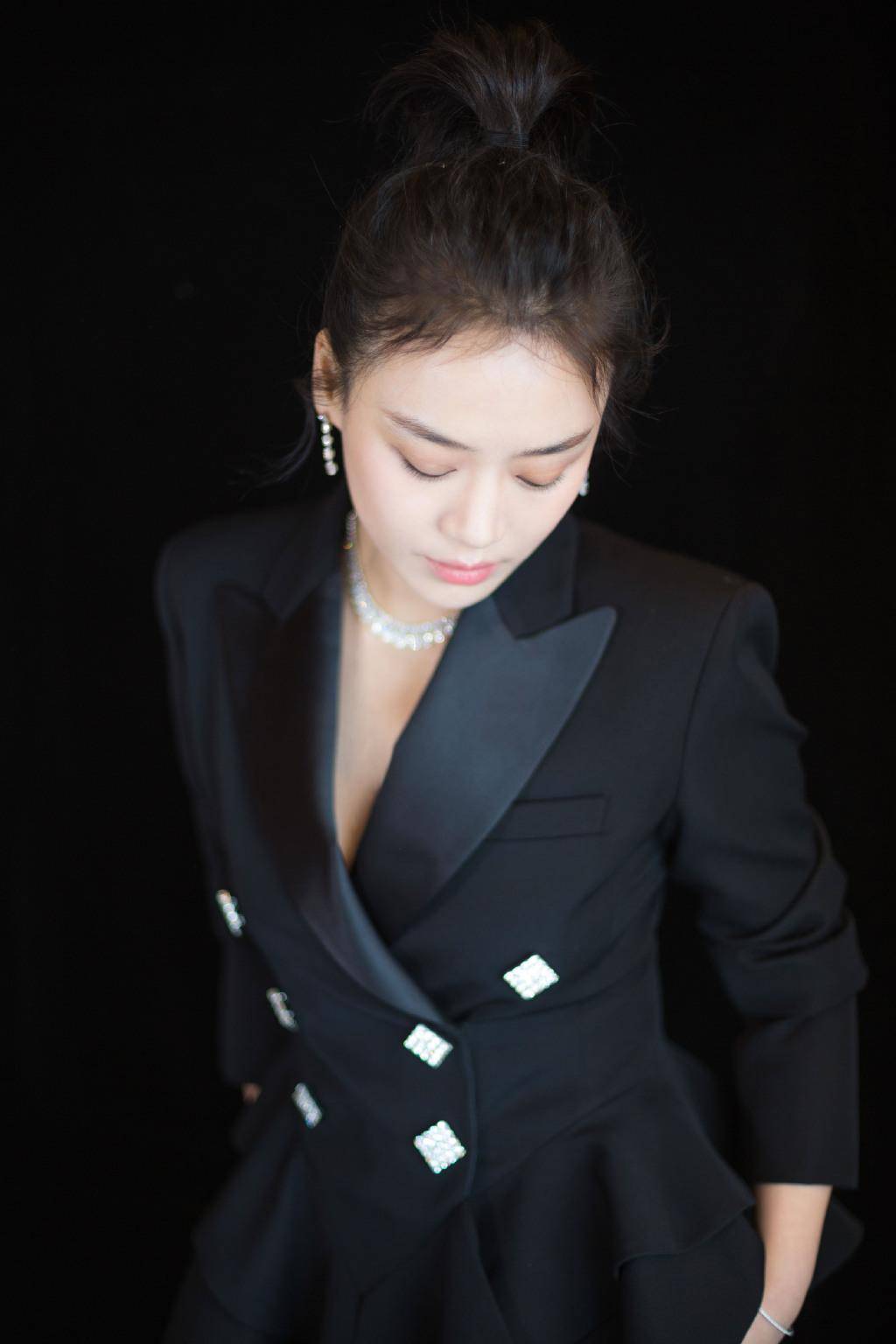 原创27岁章泽天晒健身照背部线条流畅充满力量美纤细蚂蚁腰惹人羡