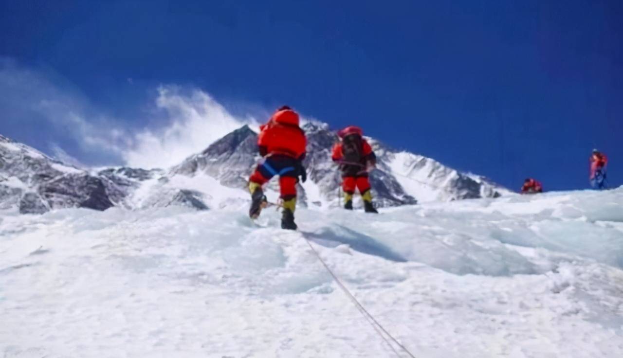 挑战珠峰有人摔倒，为什么了不能扶？当地人：真不是怕碰瓷