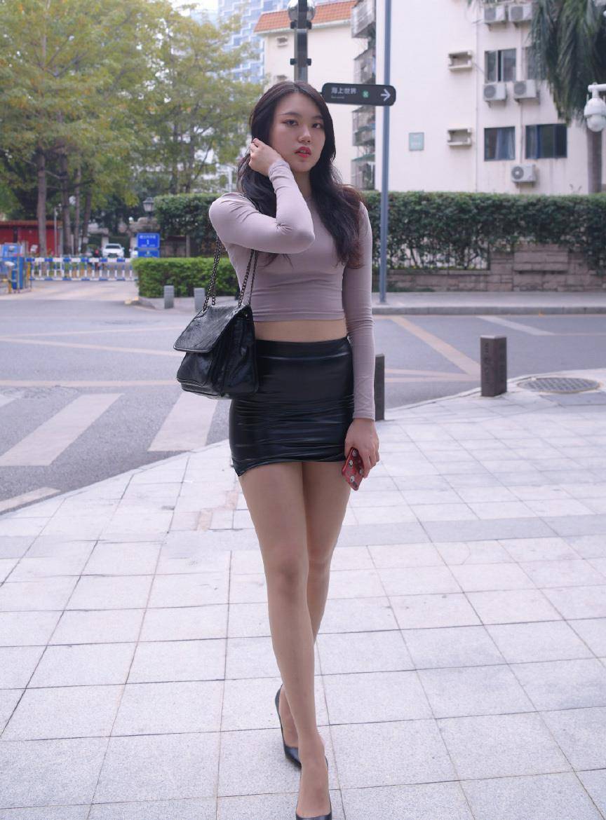 会穿搭的女人就是自信穿短皮裙秀美腿气质显得优雅又高冷