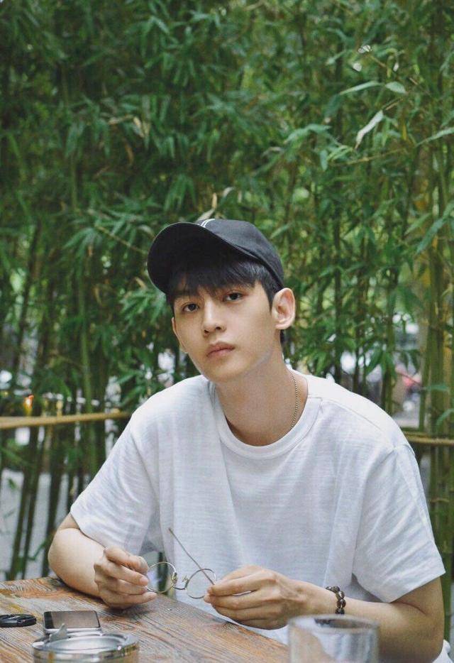 唐晓天立即否认恋情,为不文明举止道歉,称女方只是工作人员!