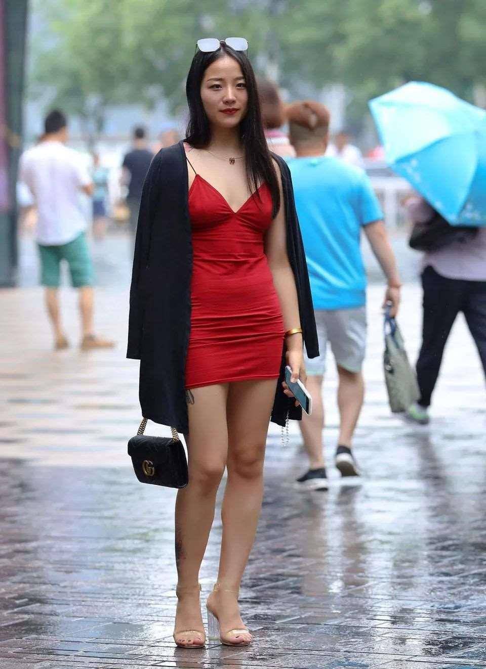 大红吊带怎么搭_吊带美女