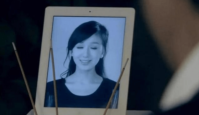 例如,情景喜剧爱情公寓这部作品中,拍摄的是胡一菲假死的场景,当时