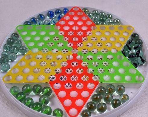 下逼角棋:我记得我们小时候放牛的时候,几个小伙伴经常玩的就是这个棋