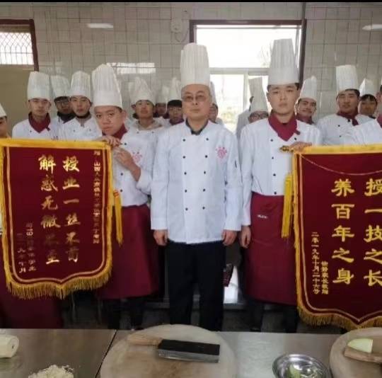 丁文东:山西太原人,中国名厨,国家高级中式烹调师 ,高级营养师 ,高级