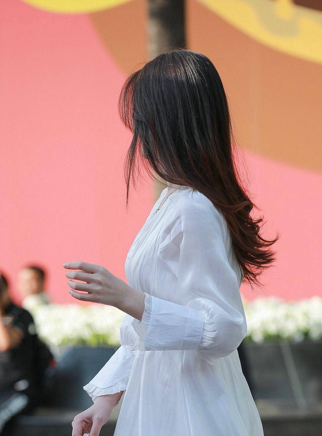 女生穿白色服饰不仅显年轻还能凸显清新唯美又优雅的迷人气质