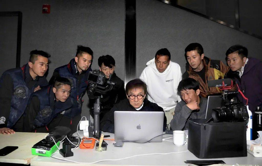 67岁成龙生日当天坚持工作早前刚患有严重腰伤网友注意身体