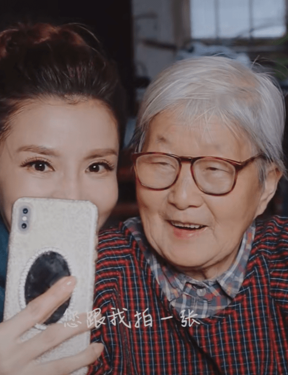 原创朱迅追忆姥姥落泪看似幸福的她被不愿回国的84岁母亲伤透了心