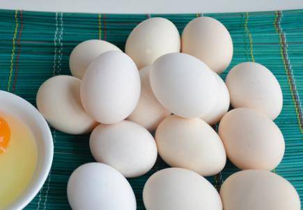 买鸡蛋时，红壳和白壳选哪种？弄清它们的区别，以后别乱买了