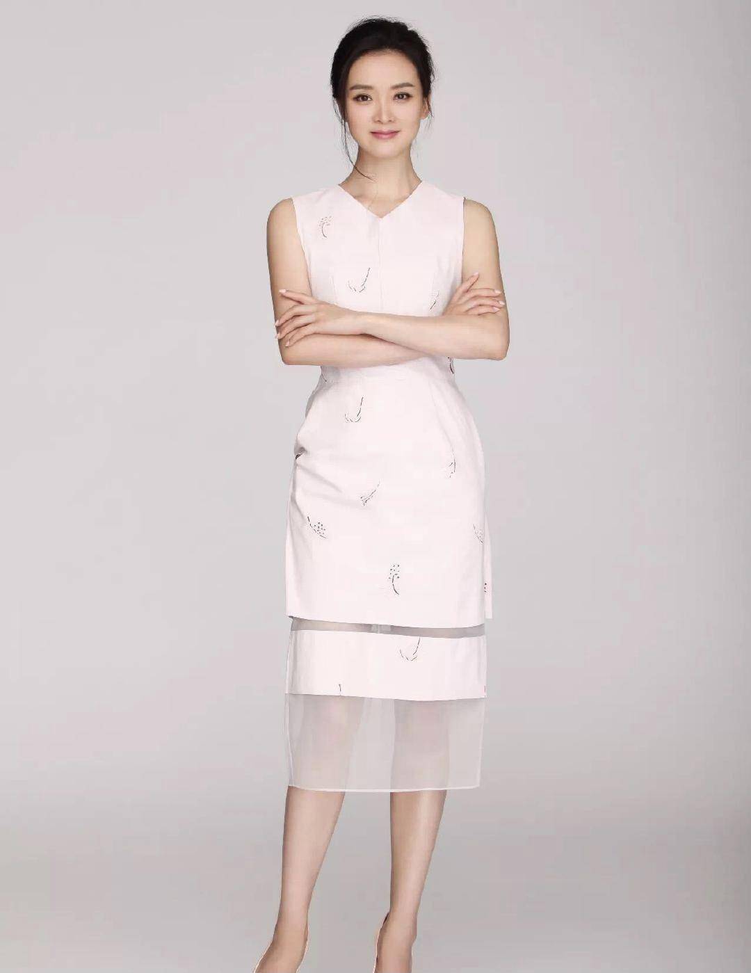 47岁的王艳依然很惊艳穿白色衬衫搭配阔腿裤出席活动知性优雅