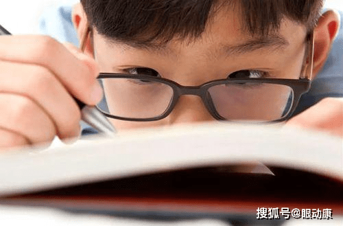 什么程度的眼睛算近视呢？近视可以分以下三个等级。轻度近视：视力=4.9中