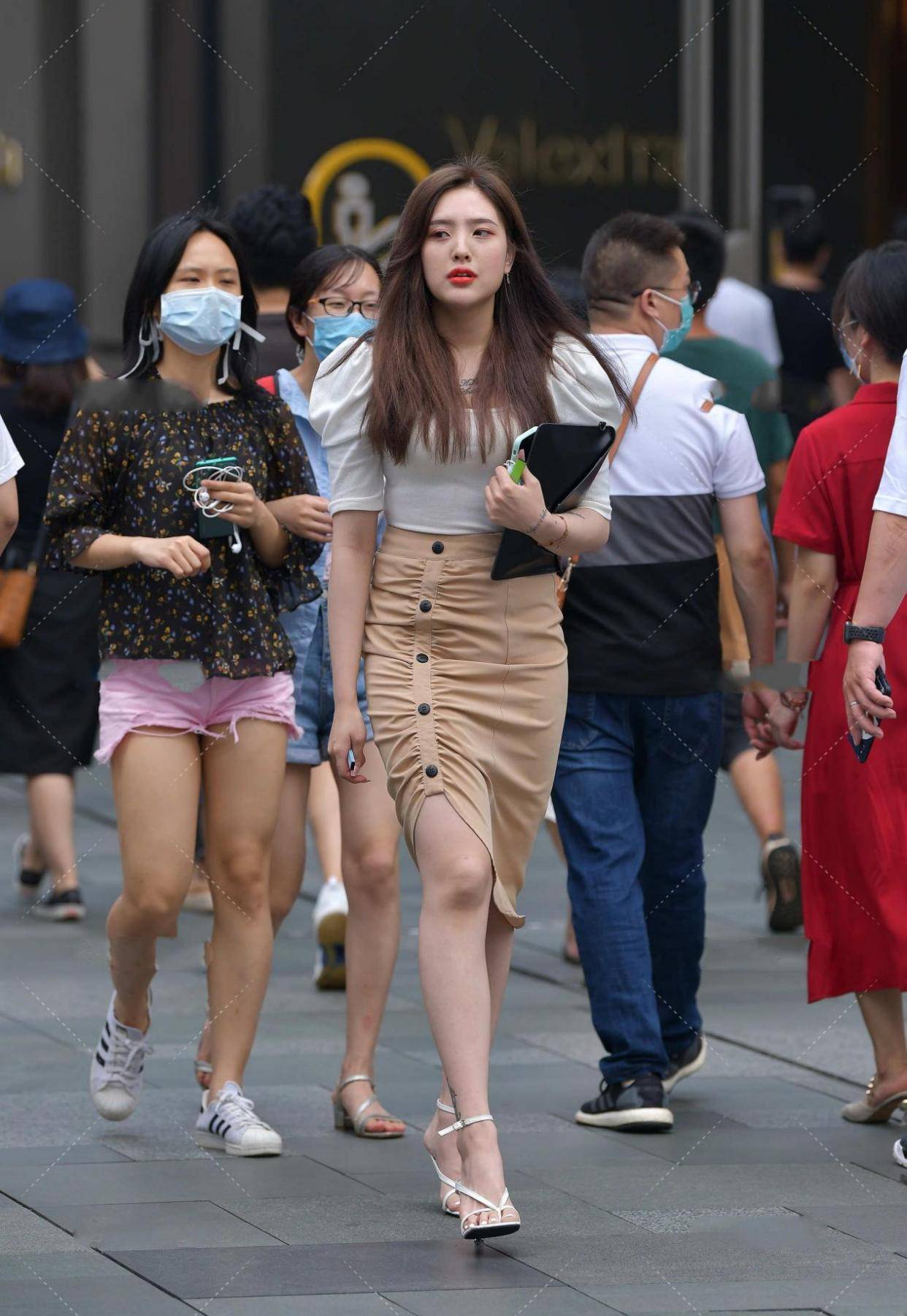 a字裙是少女必备单品,它的版型休闲又修身,十分独特,很衬身材.