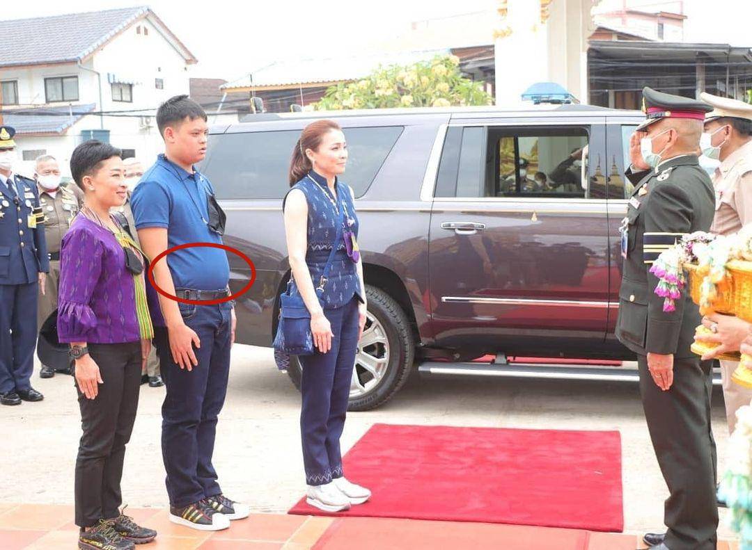 原创提帮功王子15岁驼背严重穿深蓝衬衫系皮带挺大肚腩油腻感十足