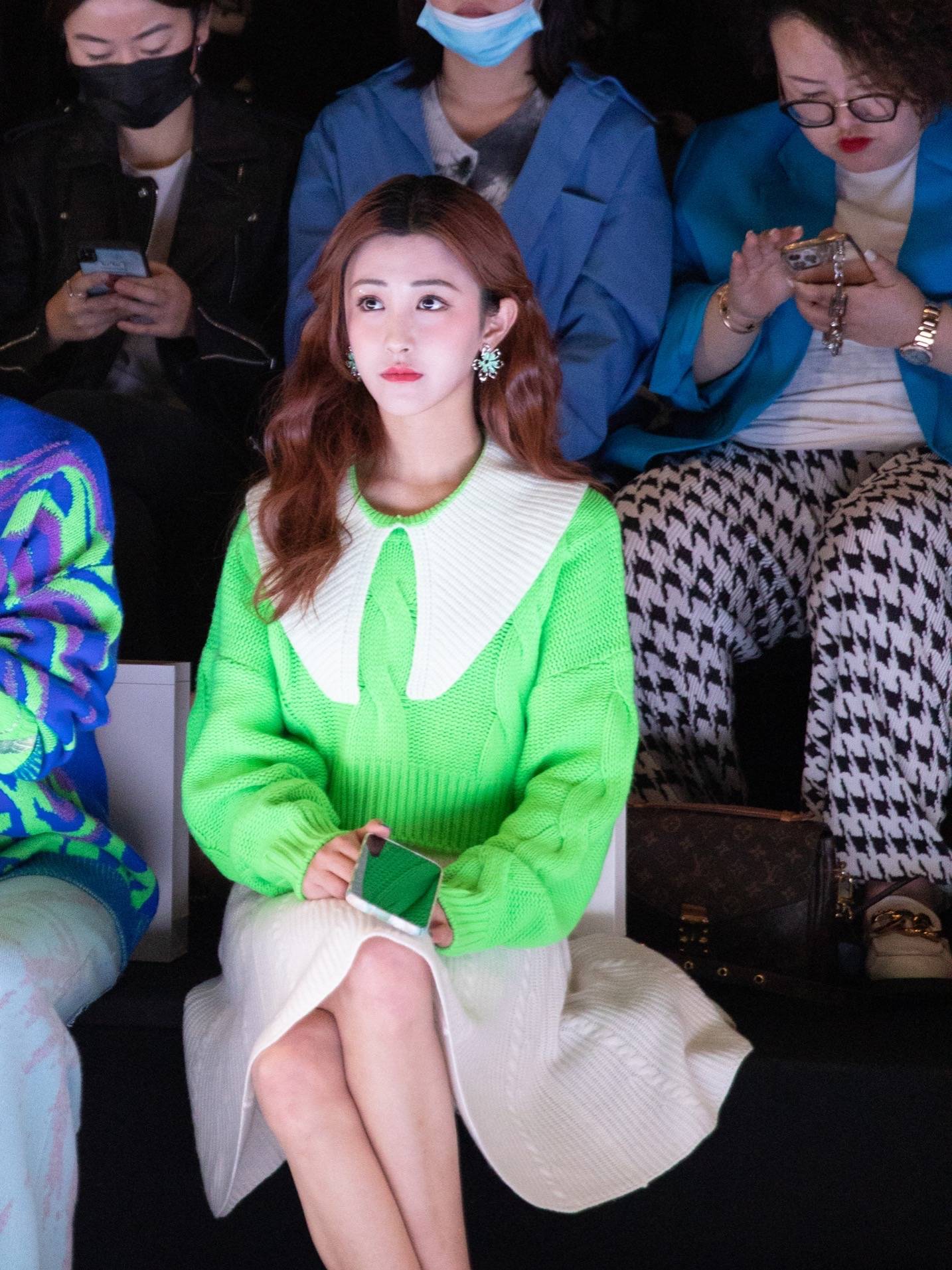 朱圣祎身穿荧光绿针织毛衣,佩戴牛油果绿镂空花朵耳