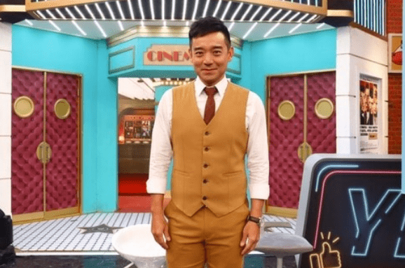 男主持砸百万送儿女国外留学,独守空巢望女儿照片醉酒痛哭_岑永康