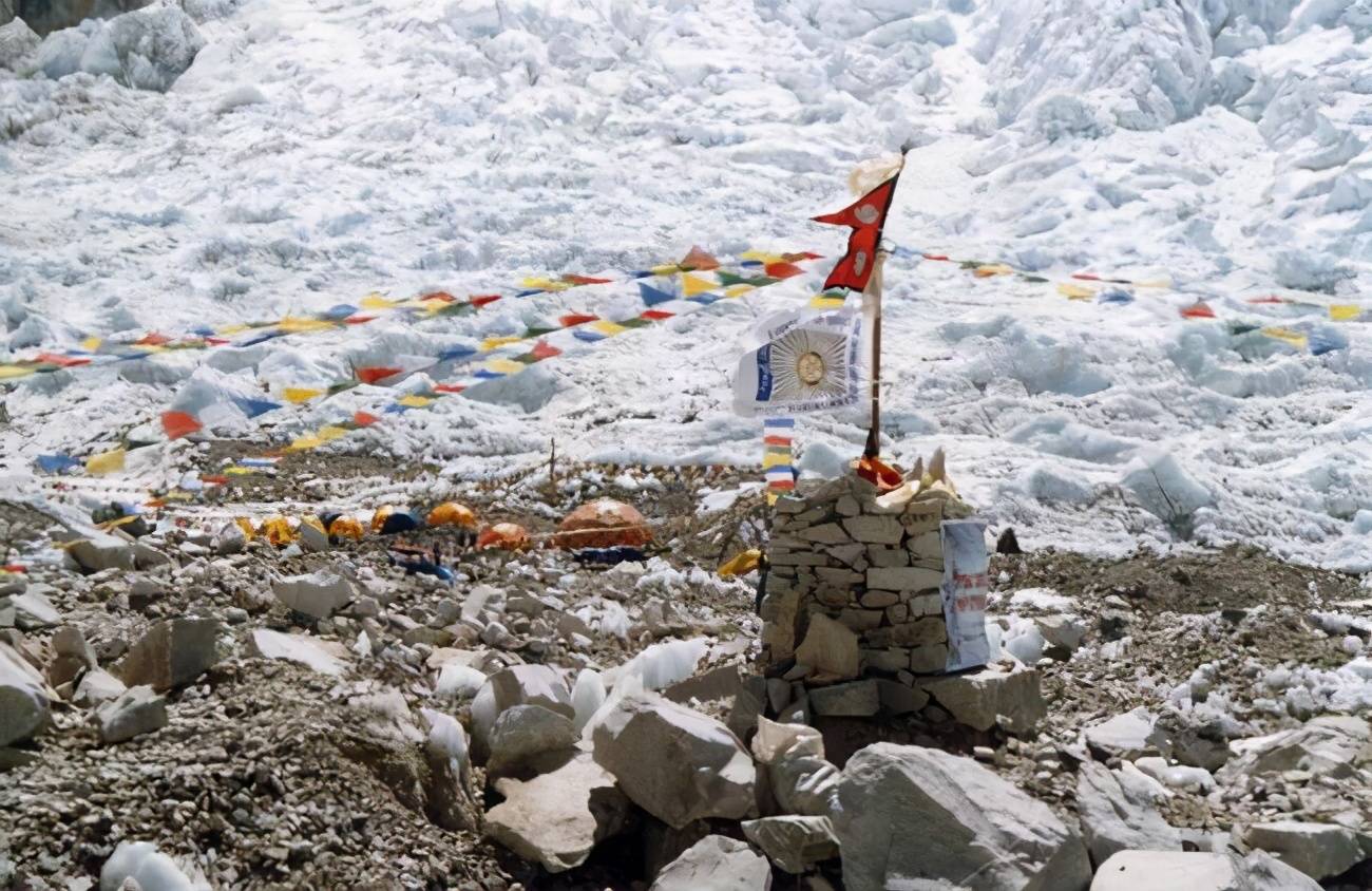 300多人命殒珠峰，为何几十年无人处理尸体？往山下运尸体有多难 - 哔哩哔哩
