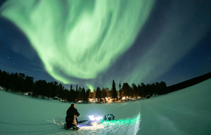 芬兰拉普兰夜空出现北极光 绚丽多彩