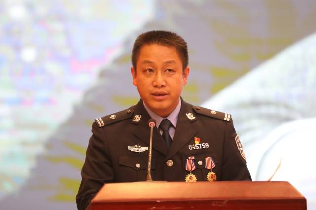 局交警支队保龙二大队大队长郭应勇,隆阳分局板桥派出所所长李金江