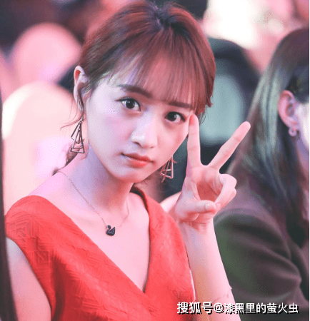 原创还记得当年爆红的剪刀手女孩黄婷婷吗如今她依旧是个美女