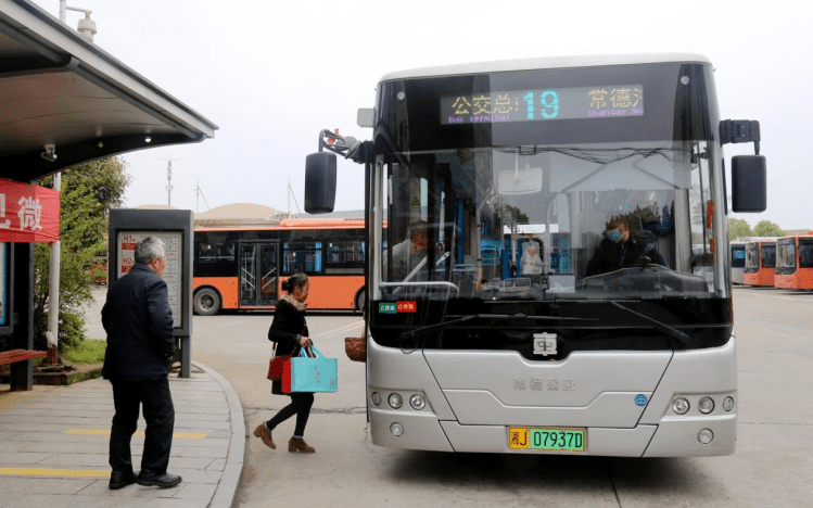 常德多条公交线路换新车提升市民乘车体验