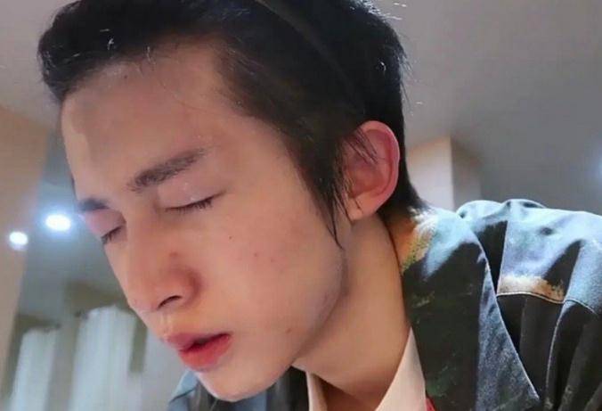 有种"整容"叫刘宇素颜,卸妆后镜头故意怼脸拍,确定是20岁吗