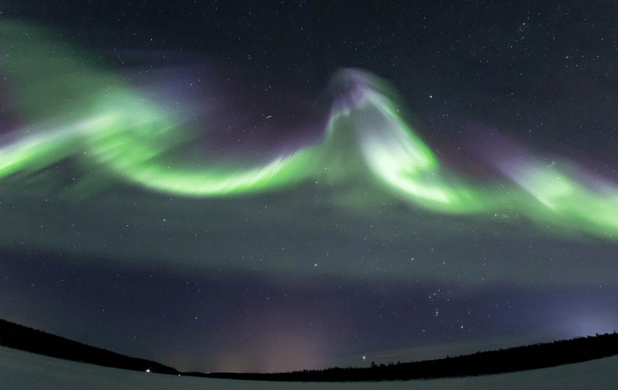 芬兰拉普兰夜空出现北极光 绚丽多彩