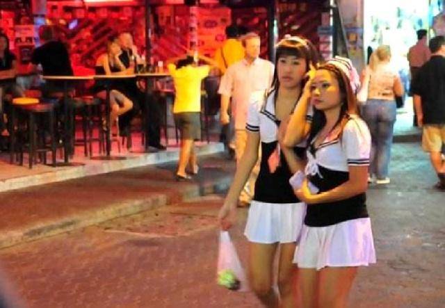 泰国街头的帅哥美女举着牌子“明码标价”，游客挑完后却说：亏了