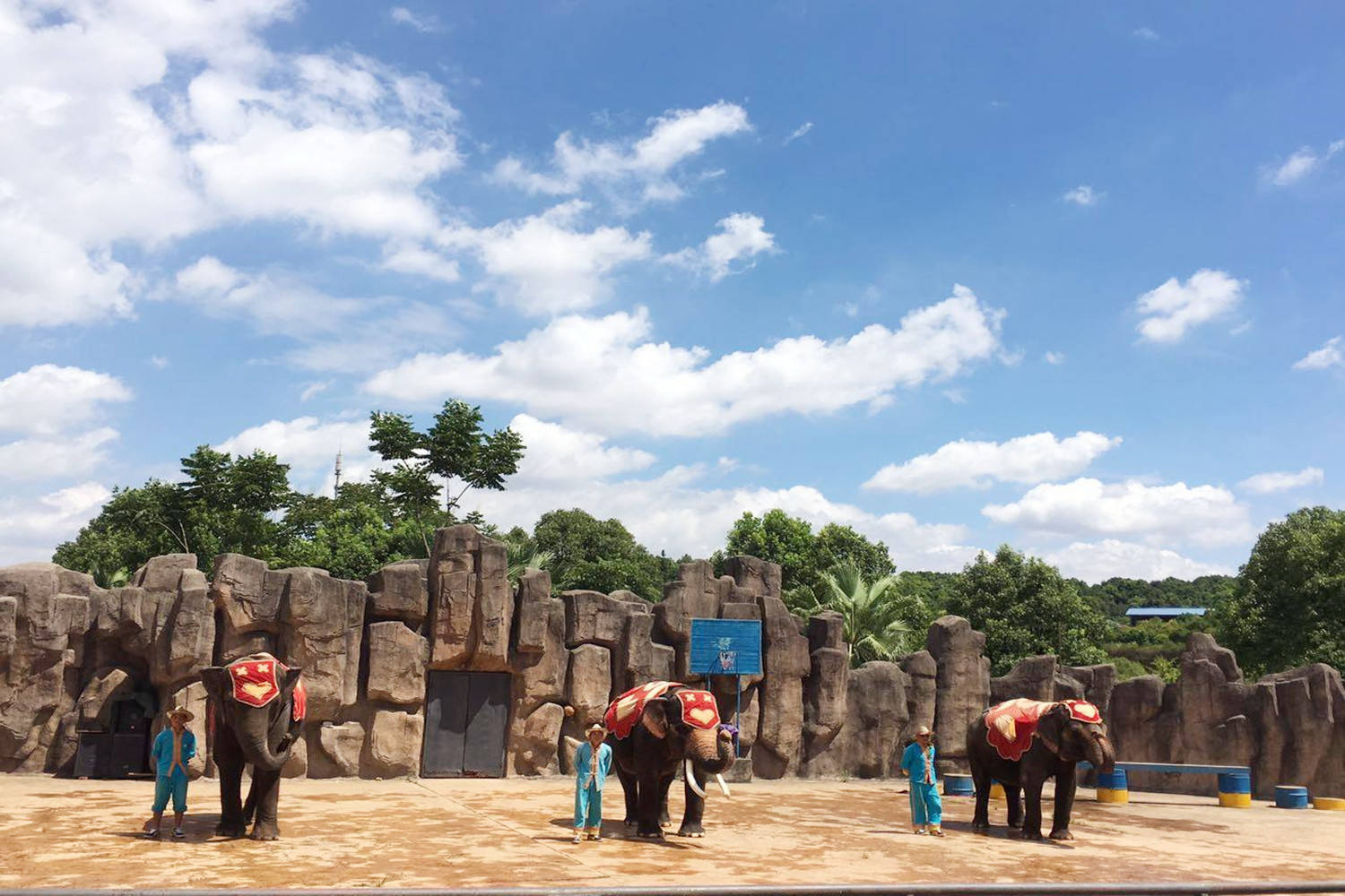 这个景点其实是一座文化主题公园,它位于长沙市东北郊区浏阳河畔,这