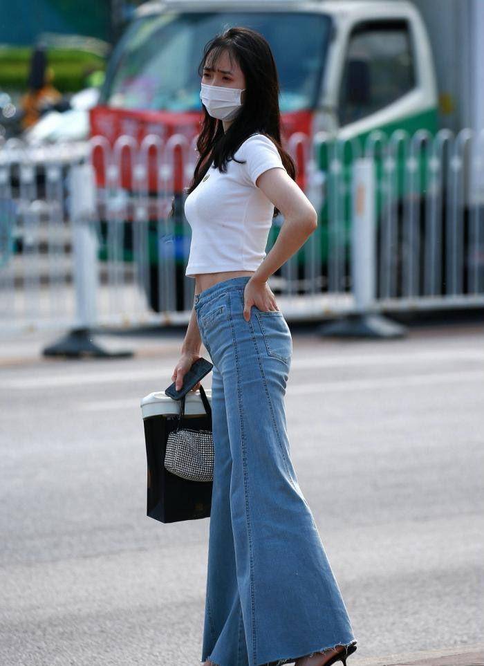 原创身材圆润的女孩真会穿露脐短袖搭配喇叭牛仔裤秀出玲珑曲线