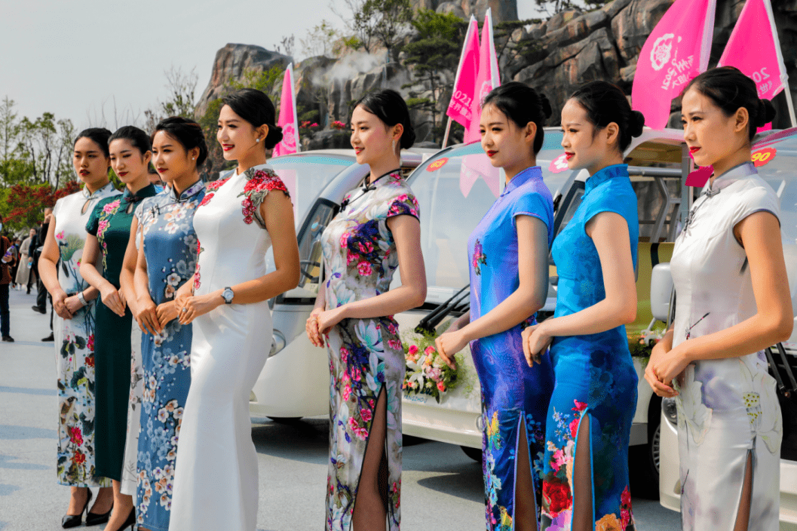 世界旅游小姐亮相扬州世园会，绘写万紫千红