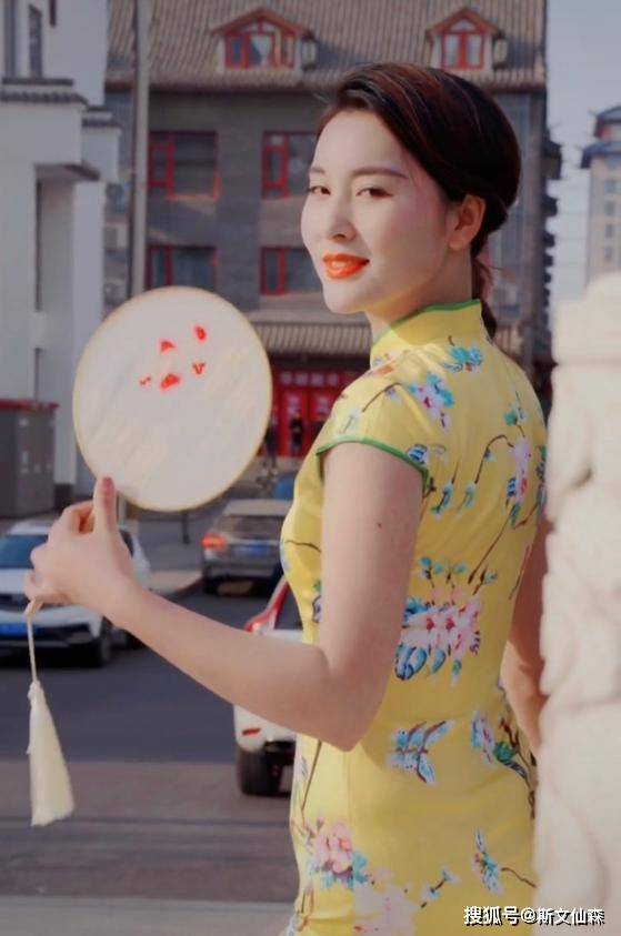 嘎子哥老婆近照曝光穿旗袍秀超完美身材被网友吐槽下巴显僵硬