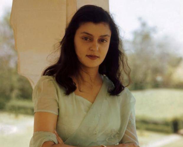 35岁带8子嫁进王室,拆了丈夫王冠做项链,印度最美王妃命有多好_西塔